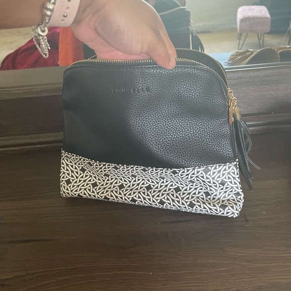 BRAND NEW- never used! LOUVELLE CLUTCH - Picture 9 of 11